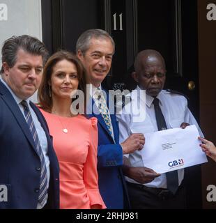 Londres, Royaume-Uni. Août 17 2023. Nigel Farage est vu Downing Street alors qu'il livre la pétition "Don't Kill Cash" au 11 Downing Street. Crédit : Tayfun Salci / Alamy Live News Banque D'Images