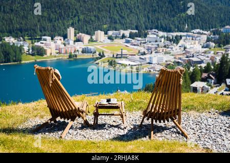 Deux chaises en bois avec vue sur la montagne à la station de montagne à Swizzera. Concept de vacances et de voyage. Banque D'Images