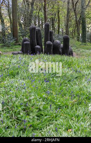 'Black Mound' de David Nash RA exposé au Tremenheere Sculpture Gardens près de Penzance, Cornouailles, Angleterre, Royaume-Uni Banque D'Images