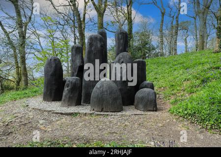 'Black Mound' de David Nash RA exposé au Tremenheere Sculpture Gardens près de Penzance, Cornouailles, Angleterre, Royaume-Uni Banque D'Images