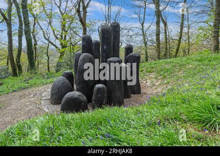 'Black Mound' de David Nash RA exposé au Tremenheere Sculpture Gardens près de Penzance, Cornouailles, Angleterre, Royaume-Uni Banque D'Images