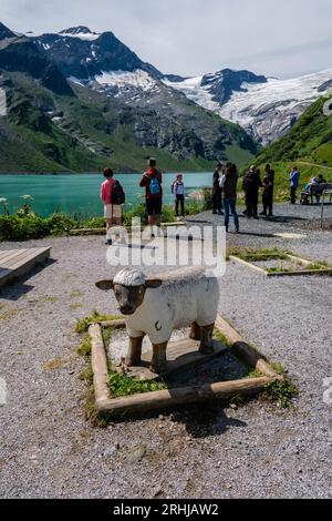 Sculpture en bois d'un mouton au réservoir de Mooserboden dans la vallée de Kaprun, Salzburgerland, Autriche Banque D'Images