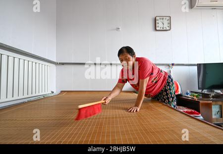 (230817) -- TIANJIN, 17 août 2023 (Xinhua) -- Un villageois arrange le lit après son retour chez lui dans le village de Shaoqidi, dans le canton de Huanghuadian, district de Wuqing, dans le nord de la Chine Tianjin, 17 août 2023. Au total, 15 011 personnes, le dernier groupe de personnes qui avaient été précédemment relocalisées de zones sujettes aux inondations par la rivière Yongding, sont rentrées jeudi dans leurs foyers dans 14 villages de Wuqing. À l'heure actuelle, l'approvisionnement en électricité, en eau et en gaz a été rétabli dans les villages, et l'évaluation et la reconstruction des installations endommagées sont en cours dans les zones locales. (Xinhua/Sun Fanyue) Banque D'Images