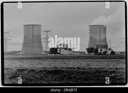 La centrale nucléaire de Cattenom est une centrale nucléaire située à Grand est sur la commune de Cattenom, sur la Moselle, entre Thionville (7 km en amont) et Trèves (48 km en aval). Il est proche de la ville de Luxembourg (22 km) et Metz (32 km). C'est la douzième plus grande centrale nucléaire au monde. Banque D'Images