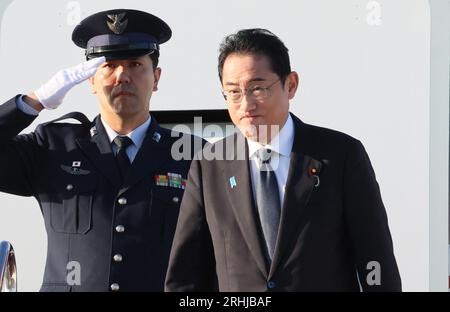 Tokyo, Japon. 17 août 2023. Le Premier ministre japonais Fumio Kishida quitte l'aéroport international de Tokyo pour Washington le jeudi 17 août 2023. Kishida rencontrera le président américain Joe Biden et le président sud-coréen Yoon Suk-yeol lors du sommet trilatéral du 18 août. (Photo de Yoshio Tsunoda/AFLO) Banque D'Images