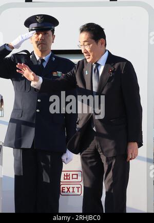 Tokyo, Japon. 17 août 2023. Le Premier ministre japonais Fumio Kishida quitte l'aéroport international de Tokyo pour Washington le jeudi 17 août 2023. Kishida rencontrera le président américain Joe Biden et le président sud-coréen Yoon Suk-yeol lors du sommet trilatéral du 18 août. (Photo de Yoshio Tsunoda/AFLO) Banque D'Images