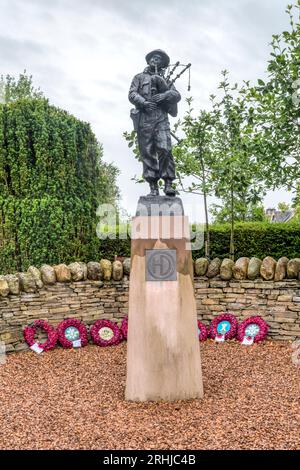 Le mémorial de la 51st Highland Division par Alan Beattie Herriot au Black Watch Museum de Perth montre le Piper de la Black Watch en tenue de bataille de la Seconde Guerre mondiale. Banque D'Images