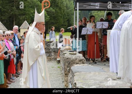 Litanie ou procession pédophile. Monseigneur Matthieu Rougé, Évêque de Nanterre. Messe de l'Assomption. Eglise notre-Dame de la gorge. Les contamini Banque D'Images