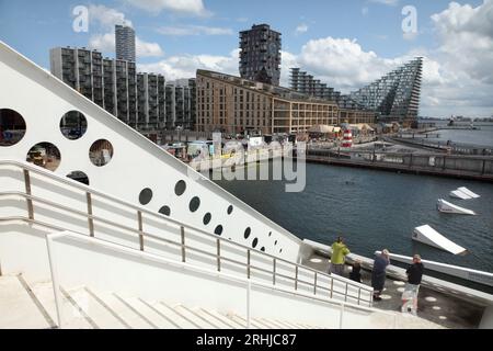 La plate-forme d'observation de la tour de voile et le développement résidentiel pointu Aarhus, Aarhus docklands, Danemark. Banque D'Images