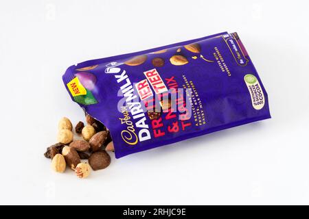 Un paquet ouvert de Cadbury Dairy Milk fruit & Nut Trail Mix. Banque D'Images