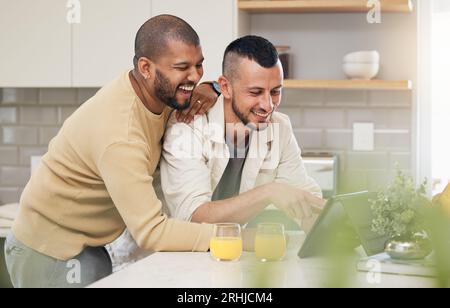 Rire, petit déjeuner et un couple gay avec une tablette dans une cuisine pour une vidéo drôle ou les médias sociaux. Heureux, maison et lgbt hommes avec la technologie pour Banque D'Images