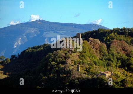 colline di Pietrarubbia con sullo sfondo il monte Nerone Banque D'Images