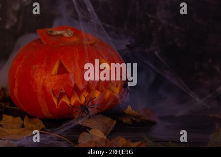 Décorations d'Halloween en fumée, citrouille, lanterne de Jack de citrouille Banque D'Images