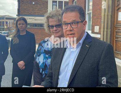 Gianpiero et Nicola Celino, les parents de David Celino, parlent aux médias devant la Cour du coroner de Wakefield à la suite de l'enquête sur la mort de l'enfant de 16 ans après avoir pris de l'ecstasy au Festival de Leeds en août 2022. Le coroner senior de Leeds Kevin McLoughlin a lancé un appel direct aux festivaliers avant l'événement de 2023 la semaine prochaine pour «tenir compte des leçons tirées» de la «tragédie douloureuse» de la mort de David. Date de la photo : jeudi 17 août 2023. Banque D'Images