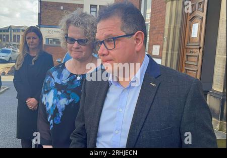 Gianpiero et Nicola Celino, les parents de David Celino, parlent aux médias devant la Cour du coroner de Wakefield à la suite de l'enquête sur la mort de l'enfant de 16 ans après avoir pris de l'ecstasy au Festival de Leeds en août 2022. Le coroner senior de Leeds Kevin McLoughlin a lancé un appel direct aux festivaliers avant l'événement de 2023 la semaine prochaine pour «tenir compte des leçons tirées» de la «tragédie douloureuse» de la mort de David. Date de la photo : jeudi 17 août 2023. Banque D'Images