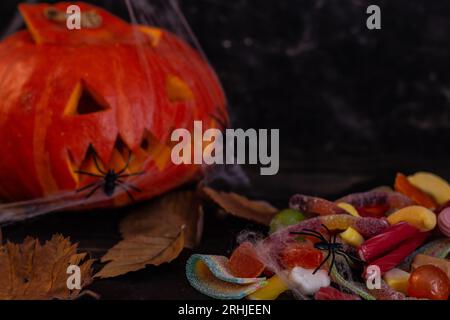 Décorations d'Halloween, citrouille, bonbons, araignées, lanterne de Jack de citrouille Banque D'Images