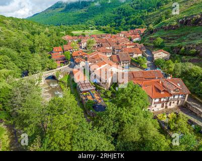 Barcena Mayor, Cantabrie, vue aérienne panoramique considérée comme l'une des plus belles villes d'Espagne Banque D'Images