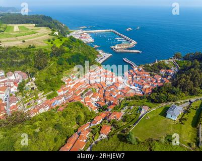 Cudillero Asturias vue aérienne de la ville Espagne considérée comme l'une des plus belles villes d'Espagne Banque D'Images