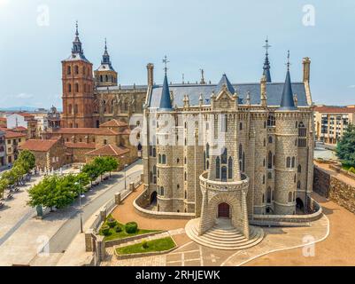 Palais épiscopal d'Astorga, est un bâtiment de l'architecte catalan Antoni Gaudi à Astorga, dans le fond de la cathédrale Sainte Marie, en Espagne. Aérien vi Banque D'Images