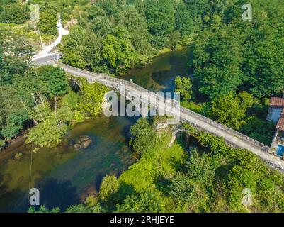 Pont médiéval de San Clodio sur la rivière Avia, reliait le monastère avec le Ribeiro, Ribadavia. De trois arches, il est resté intact depuis le Banque D'Images