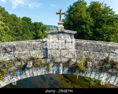 Pont médiéval de San Clodio sur la rivière Avia, reliait le monastère avec le Ribeiro, Ribadavia. De trois arches, il est resté intact depuis le Banque D'Images