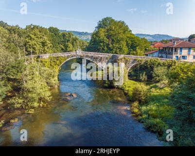 Pont médiéval de San Clodio sur la rivière Avia, reliait le monastère avec le Ribeiro, Ribadavia. De trois arches, il est resté intact depuis le Banque D'Images