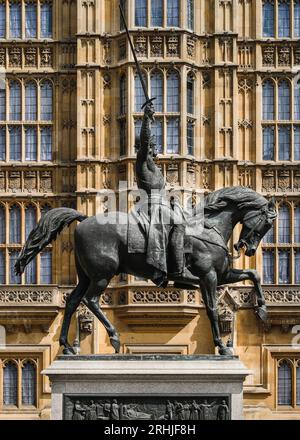 Statue équestre du roi Richard Ier (Richard coeur de Lion) devant les chambres du Parlement, Palais de Westminster, Londres, Angleterre Banque D'Images