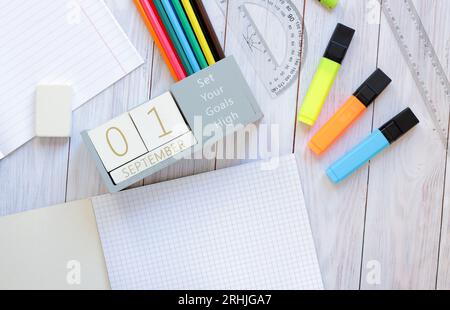 01 septembre. Image d'un calendrier en bois pour septembre 1 sur la table, vue de dessus. Jour d'automne. Retour à l'école. Papeterie et calendrier perpétuel Banque D'Images