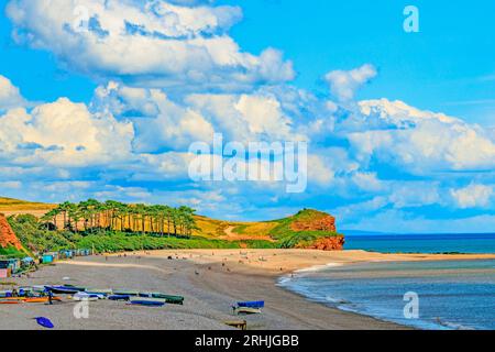 Bateaux colorés sur la plage de Budleigh Salterton regardant vers l'est vers l'embouchure de la rivière Otter et Otterton Ledge promontoire , Devon, Angleterre, Royaume-Uni Banque D'Images