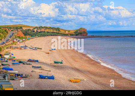 Bateaux colorés sur la plage de Budleigh Salterton regardant vers l'est vers l'embouchure de la rivière Otter et Otterton Ledge promontoire , Devon, Angleterre, Royaume-Uni Banque D'Images
