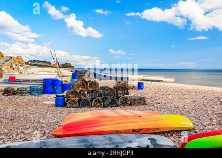 Bateaux colorés sur la plage de Budleigh Salterton regardant vers l'est vers l'embouchure de la rivière Otter et Otterton Ledge promontoire , Devon, Angleterre, Royaume-Uni Banque D'Images