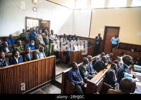 La vue de la salle d'audience où le sénateur Uasin Gishu, Jackson Mandago, (R) semblait prendre un plaidoyer sur les accusations d'abus d'un bureau et conspirer pour voler plus de 1,1 milliard de shillings quand il était gouverneur du comté en l'an 2021. Jackson Mandago, sénateur du comté d'Uasin Gishu au Kenya ainsi que deux co-accusés ont été traduits en justice devant le tribunal de Nakuru pour conspiration en vue de voler plus de 1,1 milliards de SH (6,7 millions de dollars basés sur le taux de change actuel) destiné au programme de bourses universitaires des étudiants Uasin Gishu en Finlande et au Canada dans ce qui est maintenant appelé «Finlande, scandale des bourses d'études Canada». Le sénateur et Banque D'Images