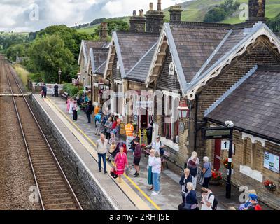 Passagers sur le quai de Settle Station sur la ligne Settle-Carlisle, Settle, Yorkshire Dales, Royaume-Uni. Banque D'Images