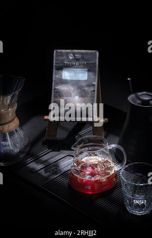 Café noir fraîchement préparé dans chemex verser sur la cafetière des façons alternatives de préparer le café Banque D'Images