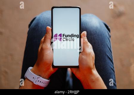 Sur cette photo, le logo cercle de financement est affiché sur l'écran d'un smartphone. Banque D'Images