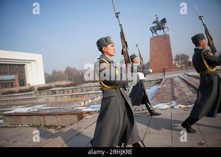 La relève de la garde à Bichkek, la capitale du Kirghizistan. Banque D'Images