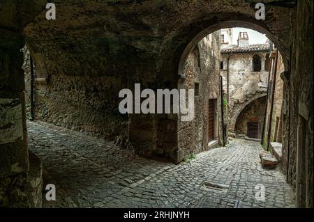 Arches et maisons en pierre, allées couvertes et rues pavées dans le vieux village de Santo Stefano di Sessanio. Abruzzes, Italie Banque D'Images