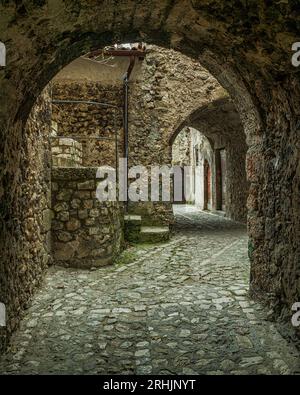 Arches et maisons en pierre, allées couvertes et rues pavées dans le vieux village de Santo Stefano di Sessanio. Abruzzes, Italie Banque D'Images