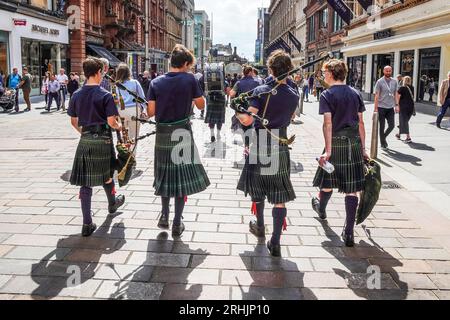 Glasgow, Royaume-Uni. 17 août 2023. À 2 jours du début de la 20e édition du Glasgow International Piping Festival, les visiteurs de Glasgow se rendent dans des restaurants et cafés en plein air tandis que des groupes de pipe-bands donnent des spectacles de rue gratuits. Crédit crédit : Findlay/Alamy Live News Banque D'Images