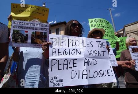 Rome, Italie. 17 août 2023. Des militants protestent à l'ambassade du Nigéria contre l'intervention militaire de la CEDEAO au Niger, à Rome, en Italie, le 17 2023 août. La CEDEAO (Communauté économique des États de l'Afrique de l'Ouest, CEDEAO) a menacé d'intervenir militairement au Niger après le récent coup d'État. Le siège de la CEDEAO est au Nigeria et son président est actuellement le président nigérian BolaTinubu. (Photo Elisa Gestri/Sipa USA) crédit : SIPA USA/Alamy Live News Banque D'Images