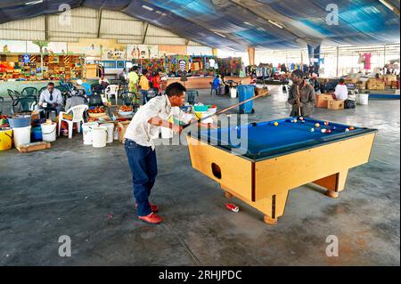 Namibie. Jouez au billard dans le marché couvert de Rundu. Région de Kavango Banque D'Images