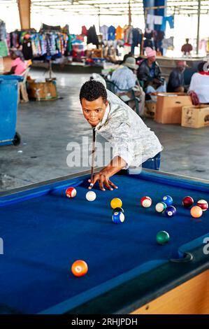 Namibie. Jouez au billard dans le marché couvert de Rundu. Région de Kavango Banque D'Images