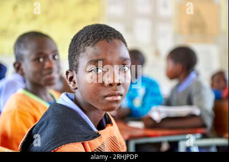 Namibie. Potrtrait d'un élève dans une classe masculine à Rundu, région de Kavango Banque D'Images