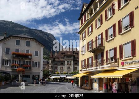 BRIGUE, SUISSE, 17 JUILLET 2023 : vue des magasins et restaurants de la Furkastrasse dans le centre historique de Brigue. Brig est une ville alpine de Vala Banque D'Images