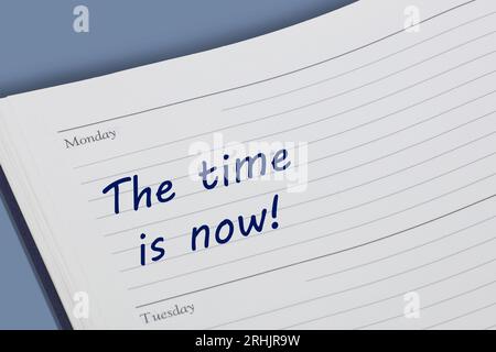 L'heure est maintenant le rappel journal ouvert sur le bureau Banque D'Images