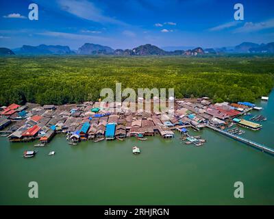 Thaïlande, baie de Phang Nga, village de pêcheurs flottants de Ban Bang Phat Banque D'Images