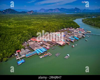 Thaïlande, baie de Phang Nga, village de pêcheurs flottants de Ban Bang Phat Banque D'Images