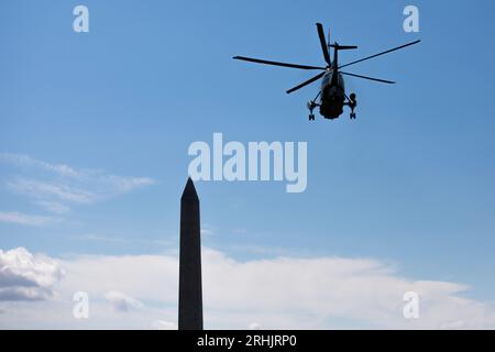 17 août 2023, District of Columbia, District of Columbia, USA : Marine One, transportant le président Biden, quitte la Maison Blanche. Le président Biden se rendra à Scranton Pennsylvania plus tard aujourd'hui pour rendre hommage à la première dame Ellen Casey. (Image de crédit : © Aaron Schwartz/ZUMA Press Wire) USAGE ÉDITORIAL SEULEMENT! Non destiné à UN USAGE commercial ! Banque D'Images