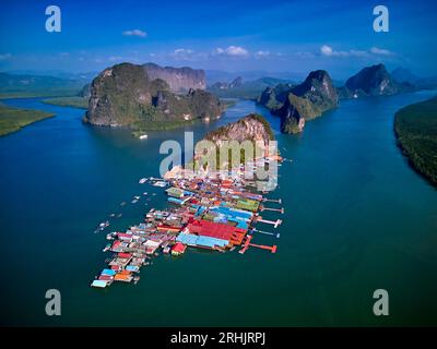 Thaïlande, baie de Phang Nga, parc national d'Ao Phang Nga, vue aérienne du village de pêcheurs flottants musulmans de Ko Panyee Banque D'Images