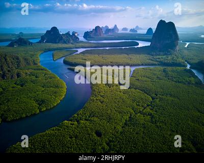 Thaïlande, baie de Phang Nga, parc national d'Ao Phang Nga, vue aérienne Banque D'Images